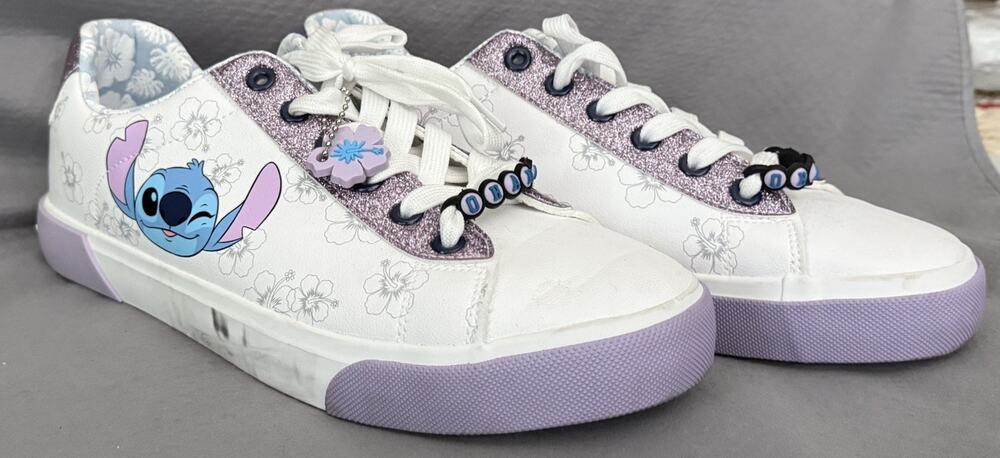 GroundUp Disney’s Lilo & Stitch Women’s Low-Top Lace-Up Sneakers size 9.5